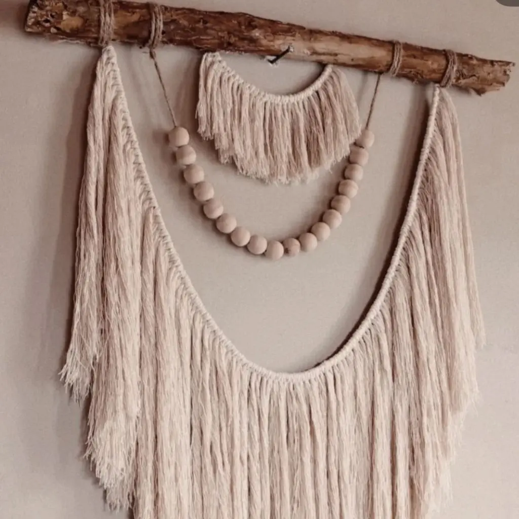 دیوارکوب مکرومه مدل هلالی ریشه دار و مهره دار ترکیب رنگ و ابعاد قابل تغییر گد سفارش محصول ۰۴۵۳