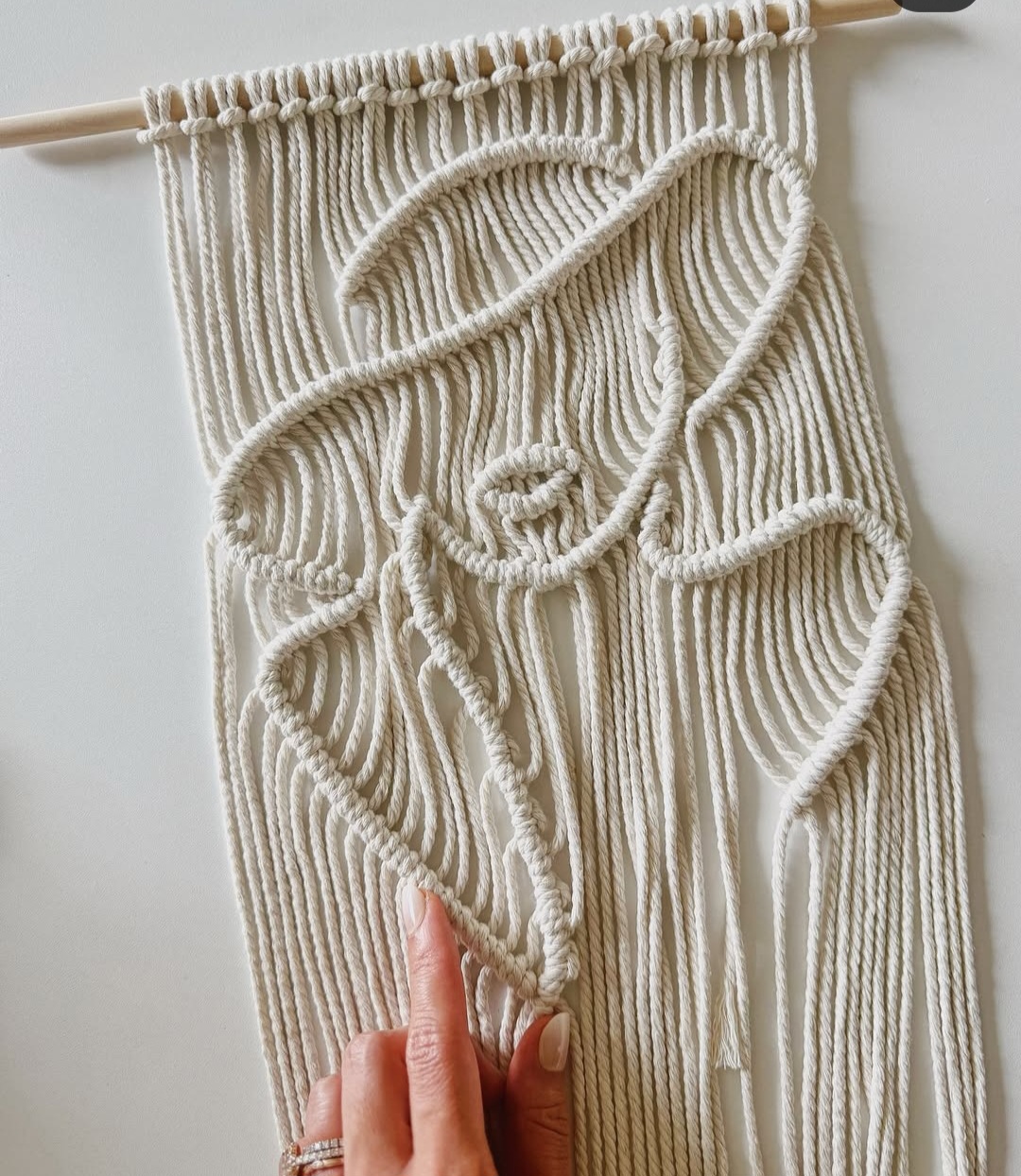 دیوار کوب مکرومه طرح تصویر یک زن رنگبندی دلخواه کدسفارش ۰۷۰۶