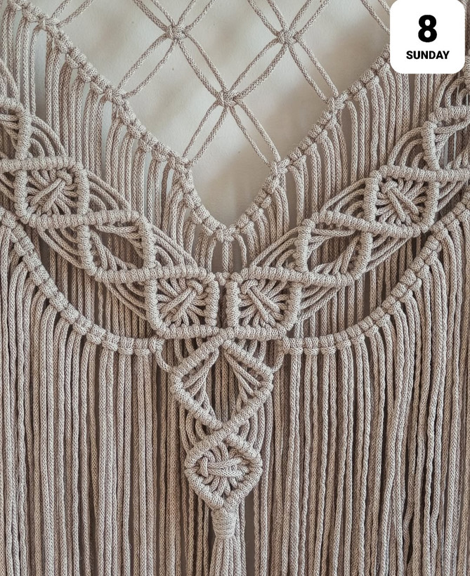 دیوارکوب مکرومه طوسی رنگ مدل تک منگوله بارنگ بندی متفاوت کدسفارش کالا ۰۷۴۱