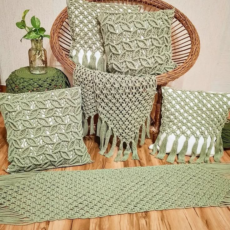 کوسن مکرومه در مدلها و رنگبندی مختلف