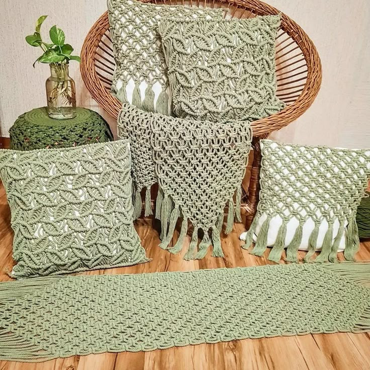 کوسن مکرومه در مدلها و رنگبندی مختلف